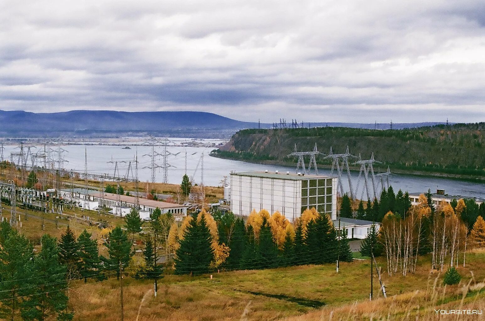 Россия иркутская область братск. Братская ГЭС город Братск. Братск Ангара вид с ГЭС. Природу города Братска Иркутской области. ГЭС Братск памятник.