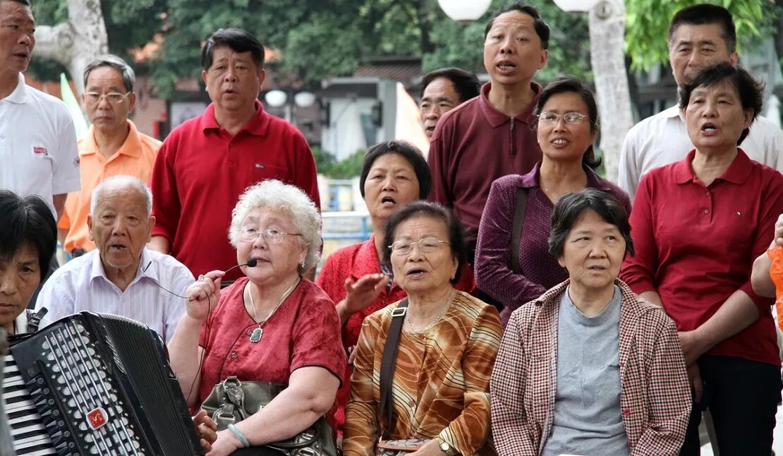 В китае есть пенсия. Китай пожилые люди. Пенсионеры в Китае. Пожилые люди в Корее. Пожилой китаец.