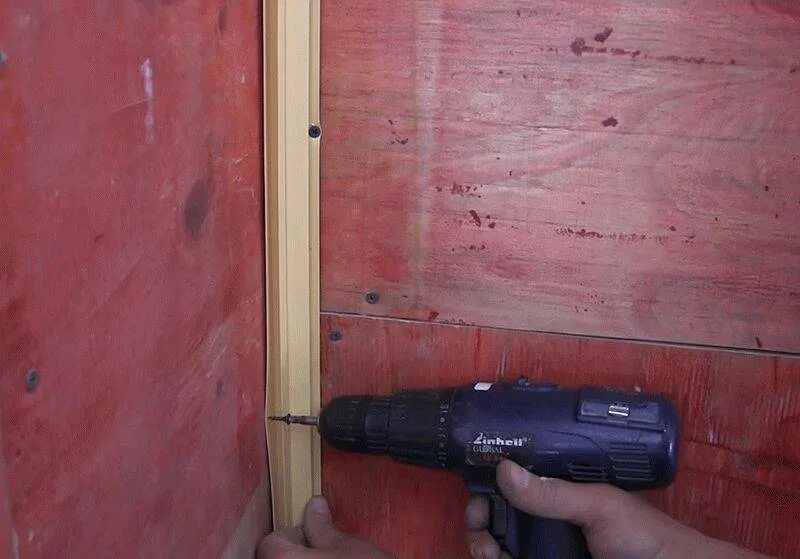 Как крепить панели. Монтаж мдф панелей кляймерами. Крепление пвх панелей кляймерами. Монтаж пластиковых панелей на стены. Как крепить стартовый профиль для пвх панелей на стены.