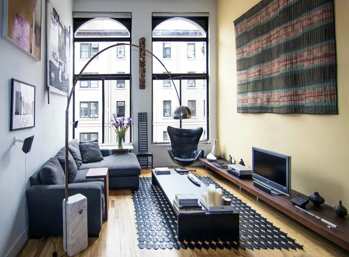 Узкая гостиная интерьер. Маленькая узкая гостиная. Интерьер прямоугольной комнаты. Узкая длинная комната интерьер. Узкая комната с балконом.