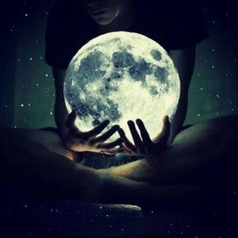 Обнимает планету. Вселенная в руках. Обнять луну. Луна в руках. Космос в руках.