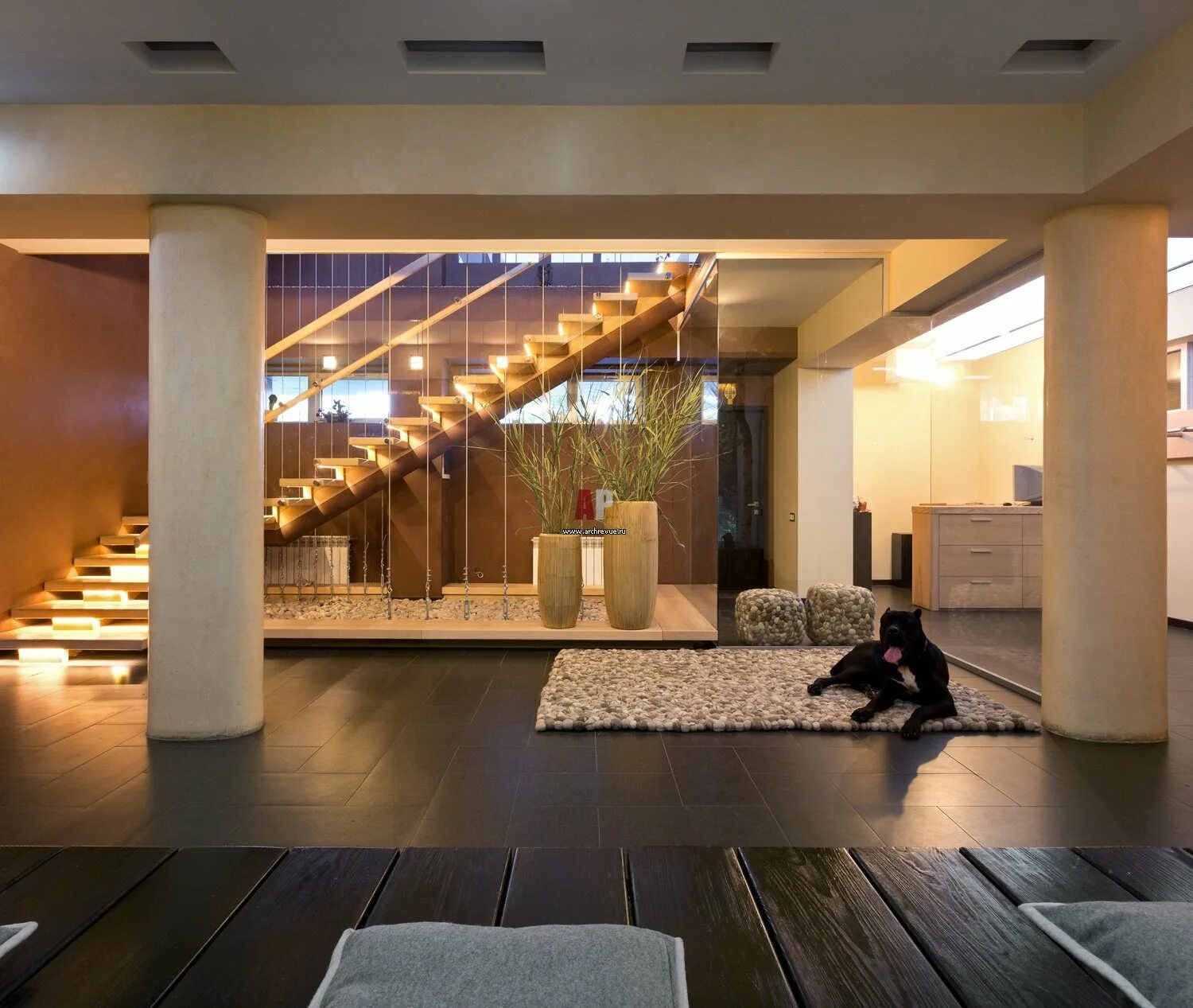 освещение дома дизайн. искусственное освещение в интерьере. современные потолки. загородный дом интерьер в стиле контемпорари. подсветка лестницы.