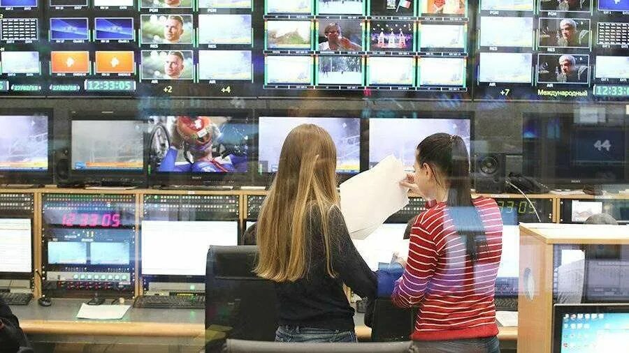 Программы телевизионных каналов. Россияне у телевизора. Умный телевизор. Тв каналы. Эмоции кристен стюарт.