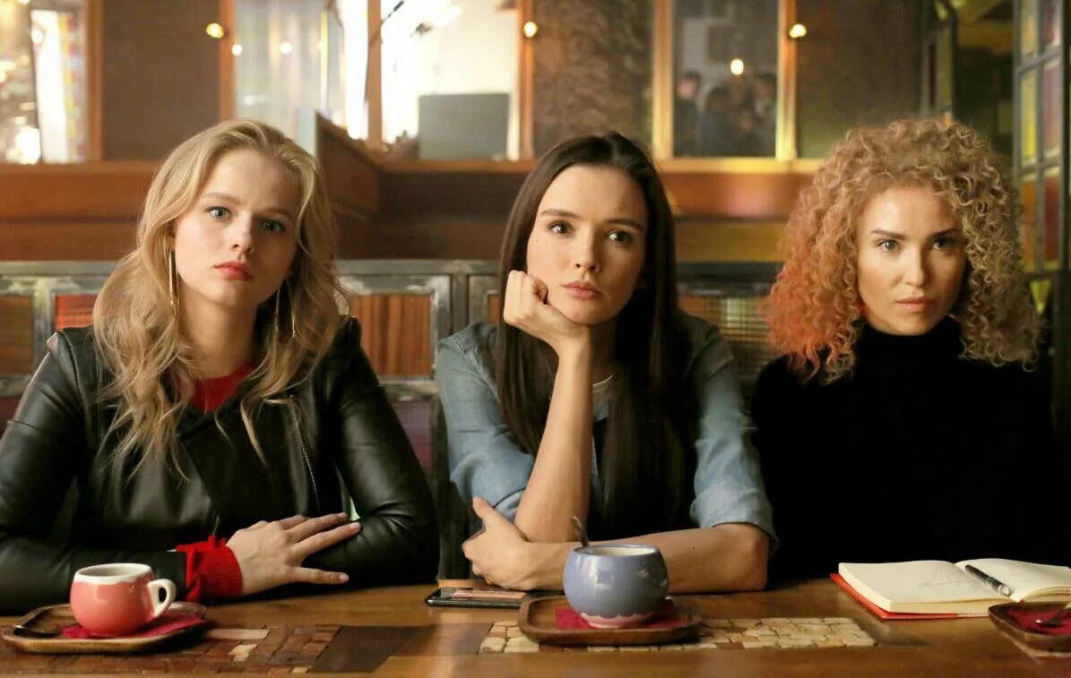 Три женщины. Модная девушка. Три девушки фотосессия. Модные образы 2023. Брук шилдс помадные джунгли.