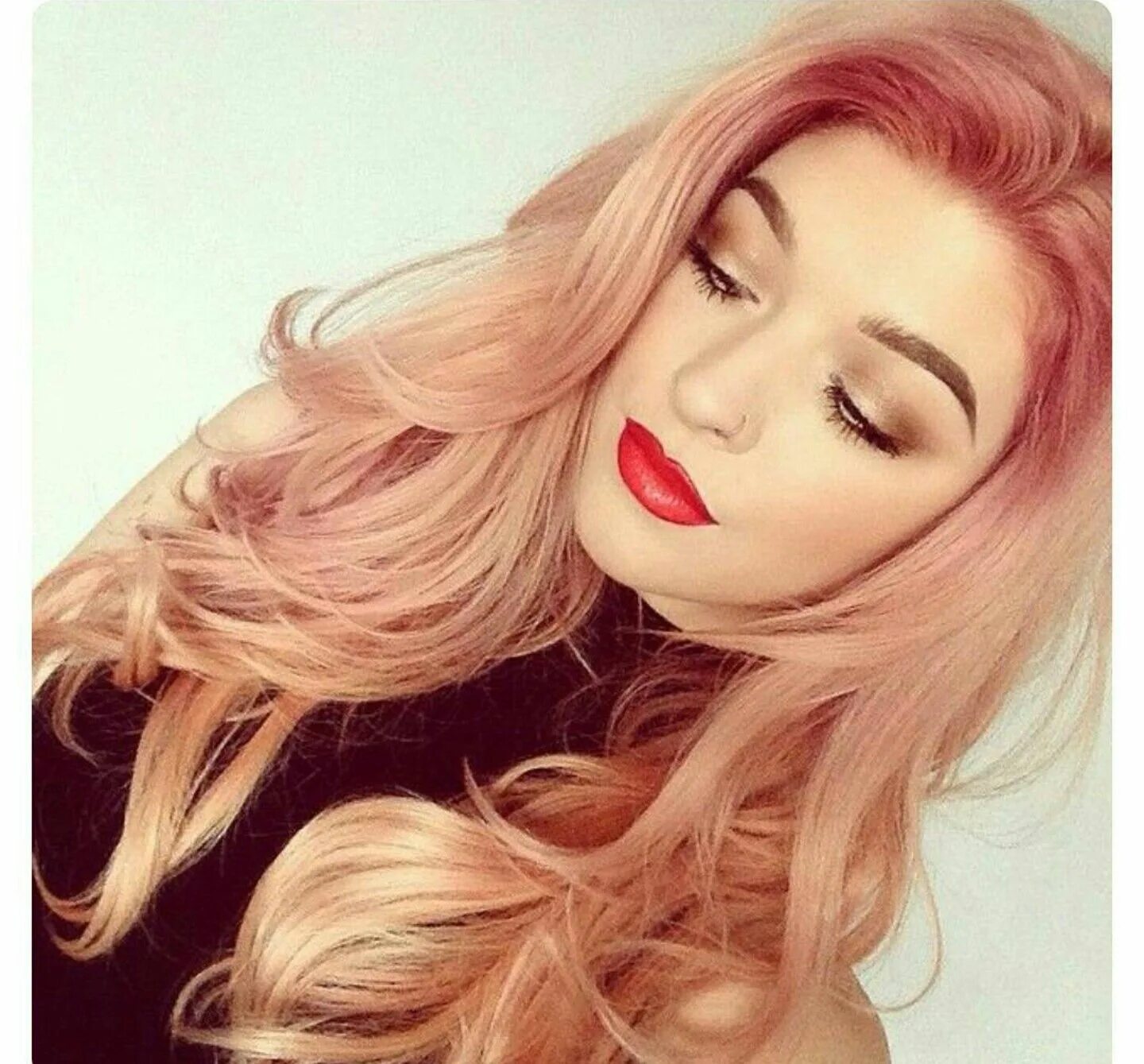 Rose blonde. Персиковый оттенок волос. Персиковый блонд цвет волос. Блонд с розовым оттенком. Клубничный блонд.