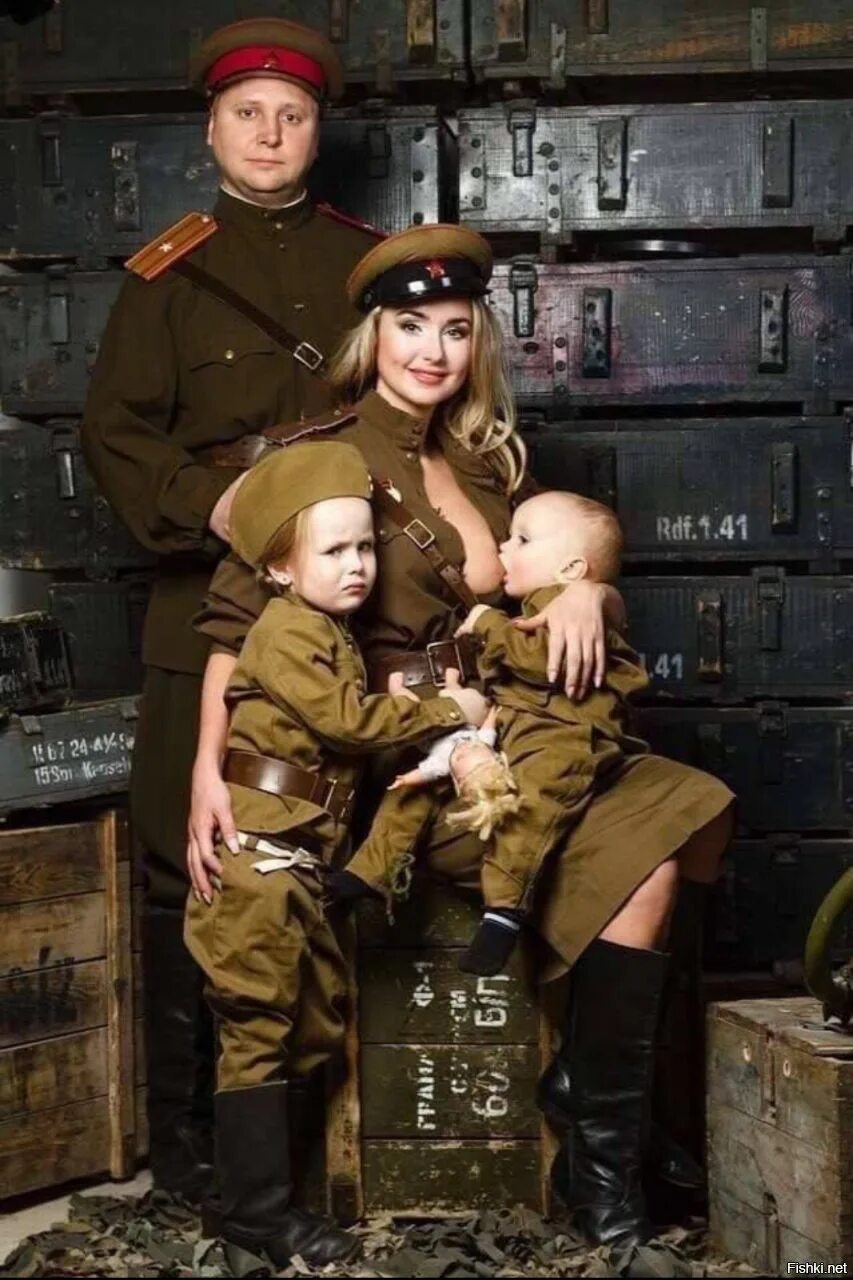 9 мая я с мамой и папой. Семья в военной форме. Мама и дети в военной форме. Фотосессия в стиле военных лет. Семья в военной форме на 9 мая.
