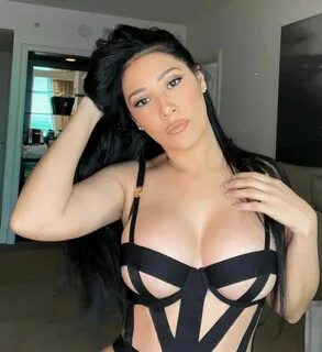 Simaria Mendes encanta seus seguidores com cliques.