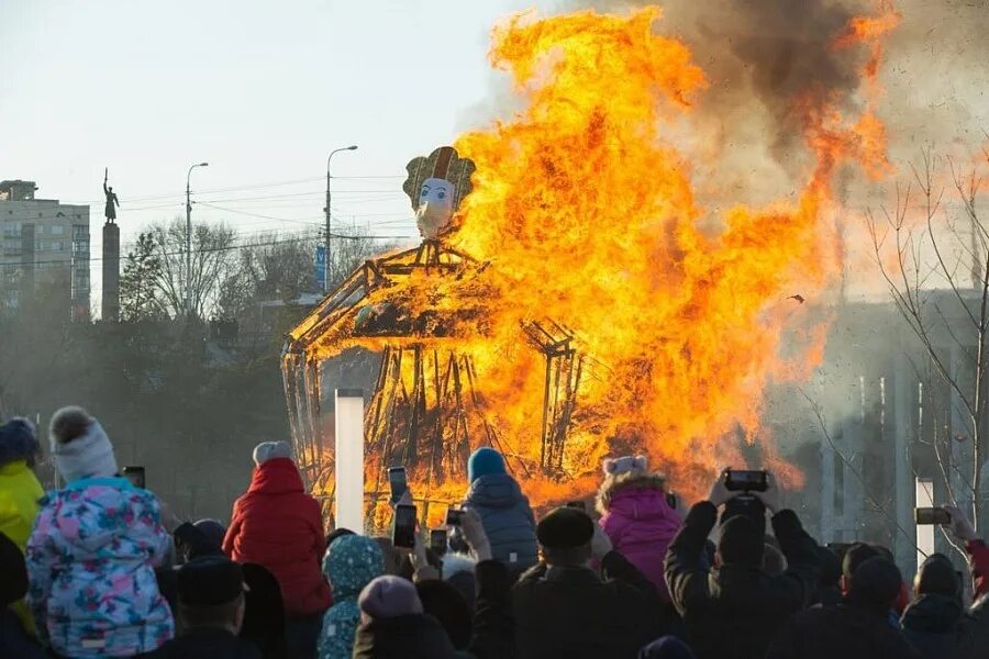 Когда нужно сжигать масленицу. Чучело Масленицы в Волгограде 2023. Масленица 2023 Волгоград. Масленица в Волгограде 2021 чучело. Сожжение Масленицы Солнечногорск.