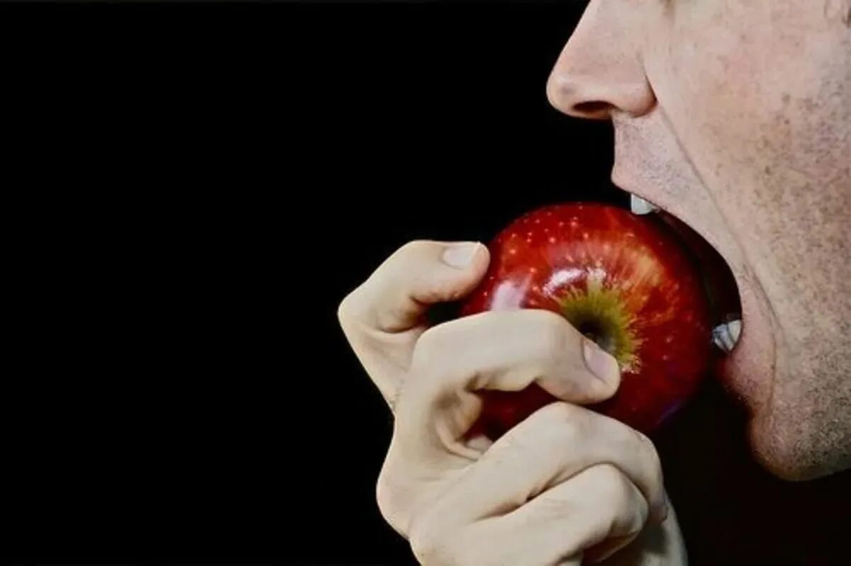 Откушенное яблоко. Кусает яблоко. Человек надкусывает яблоко. Ест яблоко. Проявить вкус