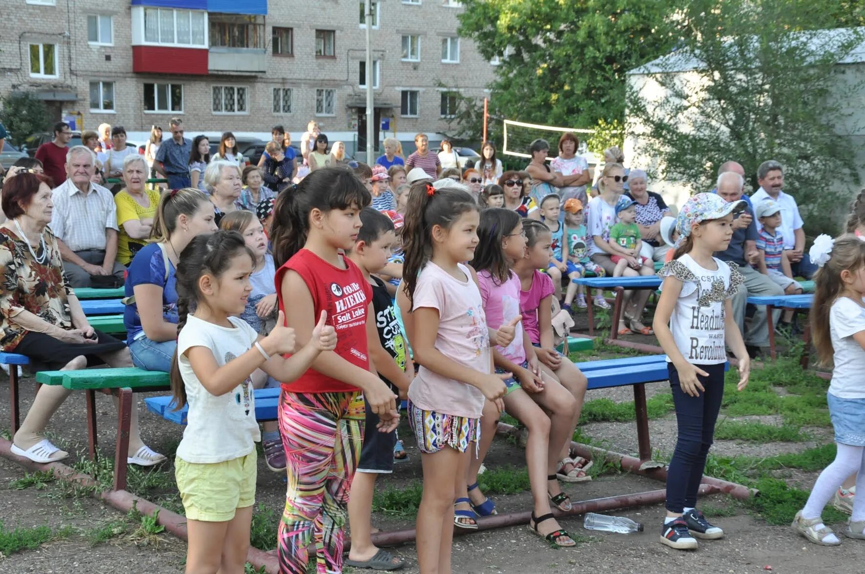 Погода в ишимбае на сегодня по часам. Праздник день двора. День города г.Ишимбай. Ишимбай сейчас. Ишимбай дом молодежи.