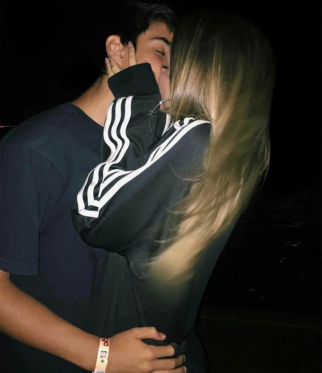 Пара подростков без лица. Парочки на аву. Краснодар парень и девушка. Краснодар парень и девушка. Пара девушка с парнем.