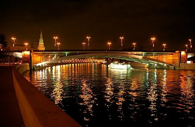 Прогулки по ночному городу в отпуске. Парк горького москва река. Девушка вечер город. Улицы ночного города. Улица горького в москве вечером.