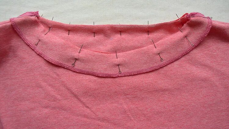 как пришить трикотажный. матрасный шов сшивание. обработка трикотажной горловины. швы для сшивания деталей. как пришить трикотажный.