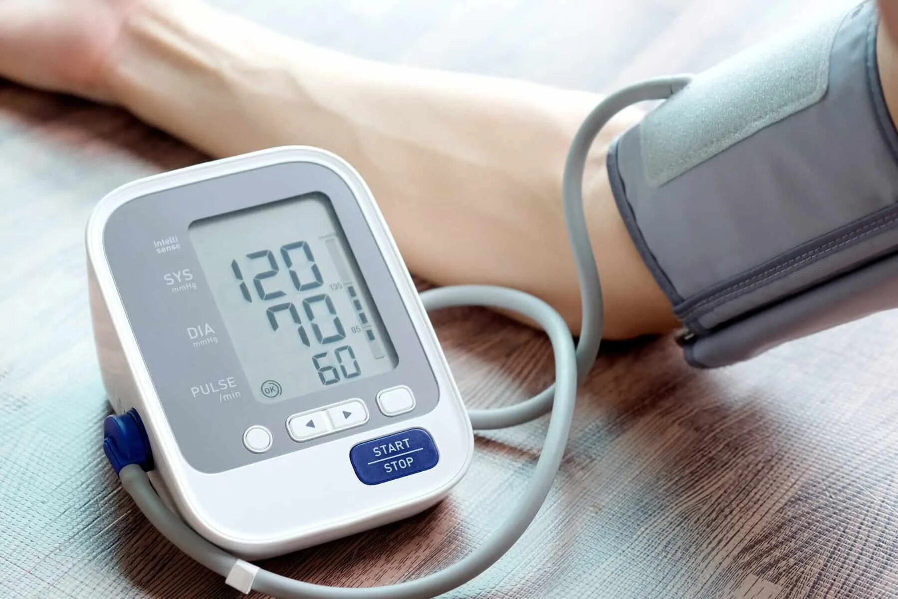 Давление в минске сейчас. Тонометр digital blood pressure monitor. давление 120 на 70. давление 120 70 80. давление 120 на 80.
