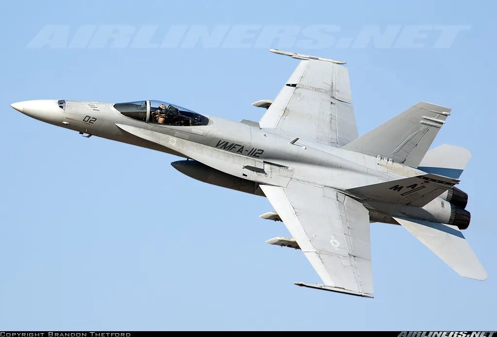 8 f 18 11 f. Ф-18 самолет. F 18 Hornet. Истребитель ф 18 супер Хорнет. Самолёт ф18 Корнет.
