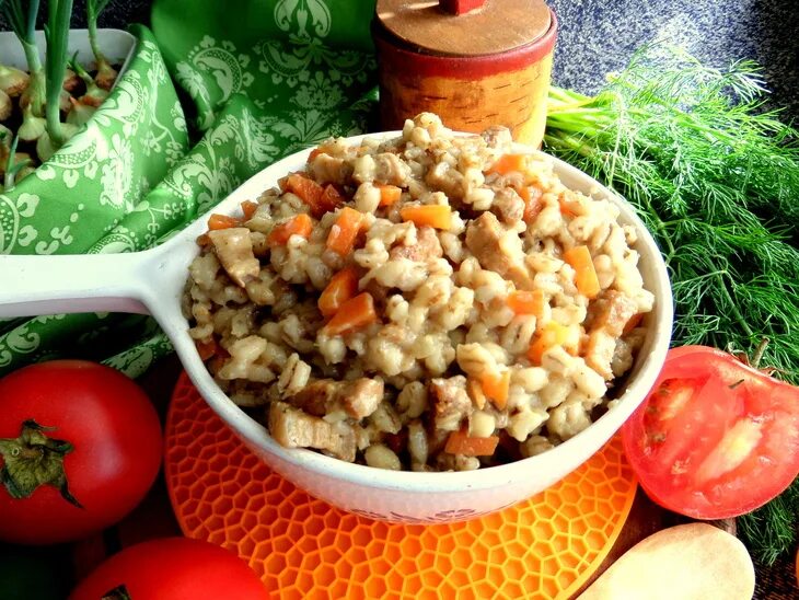 Перловка с мясом свинины. Перловая крупа с грибами. перловая каша. перловая каша с мясом. каша с овощами.