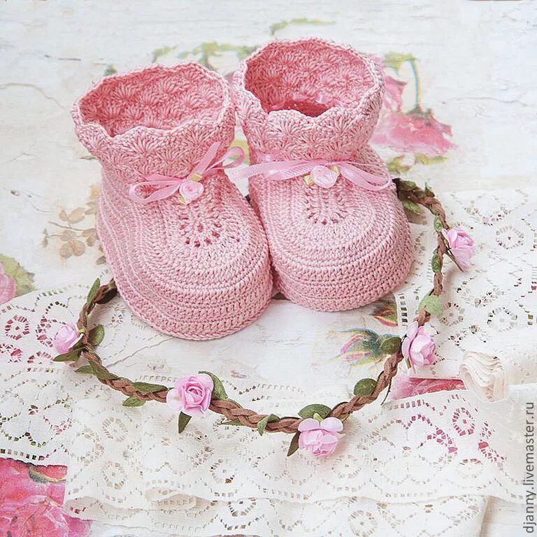 Детские пинетки на прозрачном фоне. Пинетки для новорожденной девочки. Детские пинетки на белом фоне. Венерин башмачок розовый. Пинетки туфельки для новорожденных.