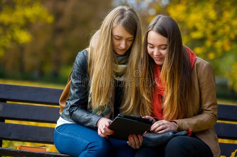 Студентка в кафе. Двое студенток или две студентки. Студентки на лавочке. 2 студентки. Две студентки камера.