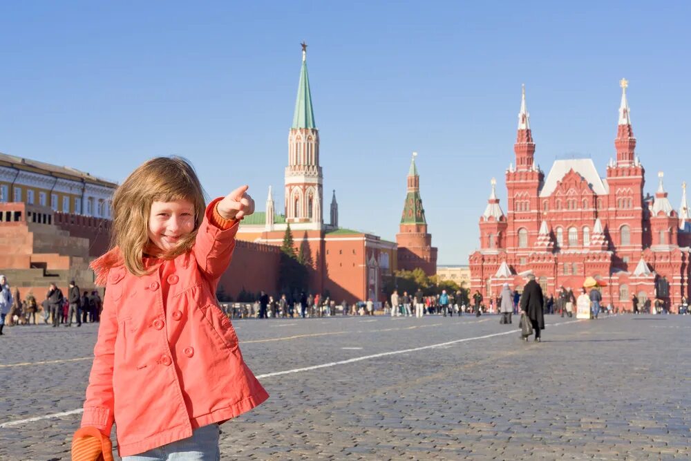 Человек пл. Красная площадь для детей. Прогулка по красной площади. Красная площадь экскурсия. Семья с ребенком на красной площади.