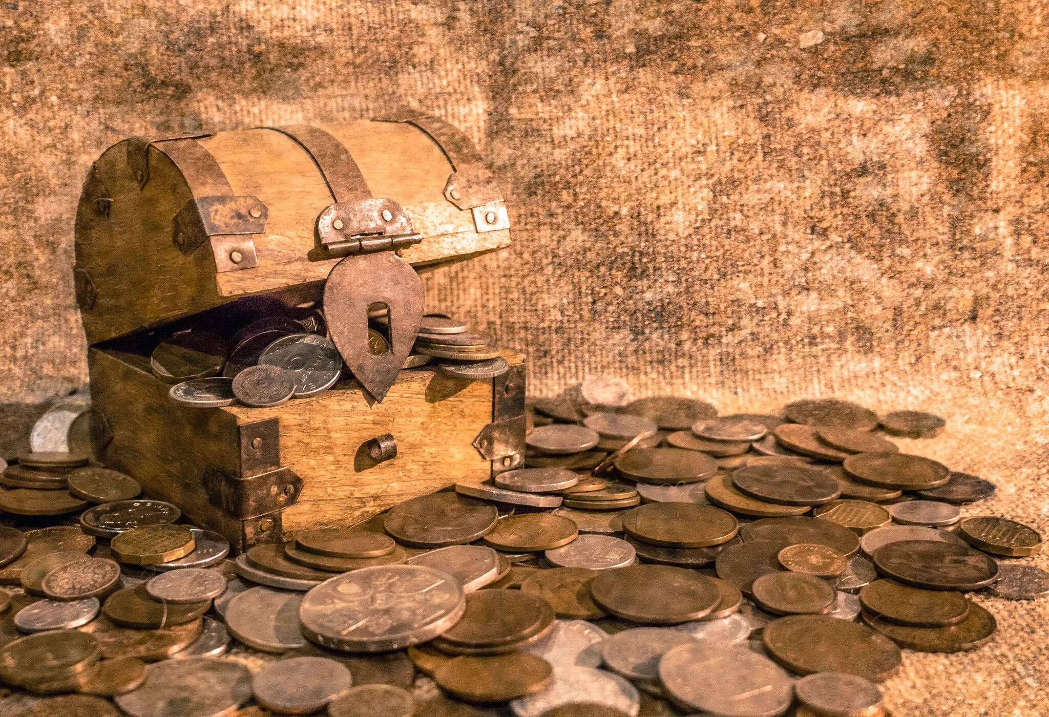 Старинный клад. Сундук с древними монетами. Сундук с деньгами. Старинные сокровища. Клад займ