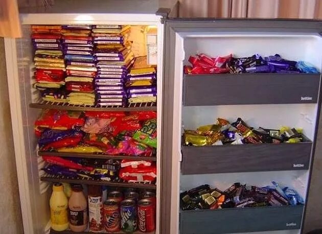 Холодильник шоколадок. Холодильник со сладостями. Шкафчик с вкусняшками. Полный холодильник сладостей. Холодильник шоколадок.
