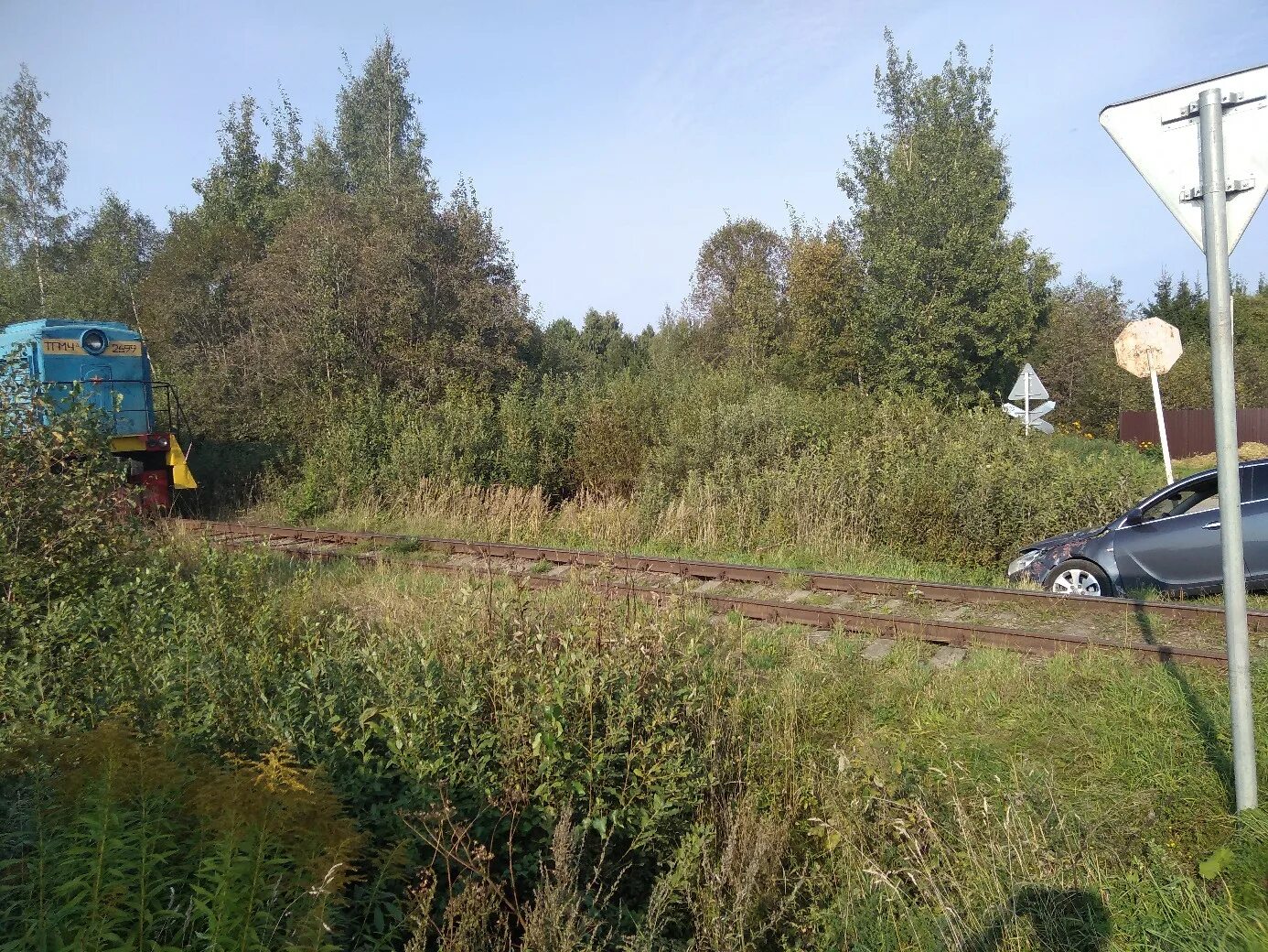 ЖД переезд. ЖД переезд в Рыбинске. Рыбинск Железнодорожный переезд. Тепловоз Ярославль Рыбинск.