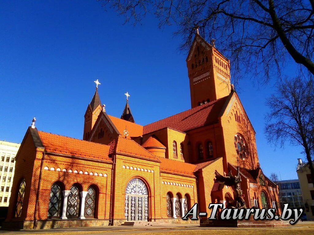 Костёл святого симеона и елены минск. Минск костел симеона и елены. Костёл святого симеона и святой елены минск внутри. Костел святых симеона и елены в минске. Красный костел минск.