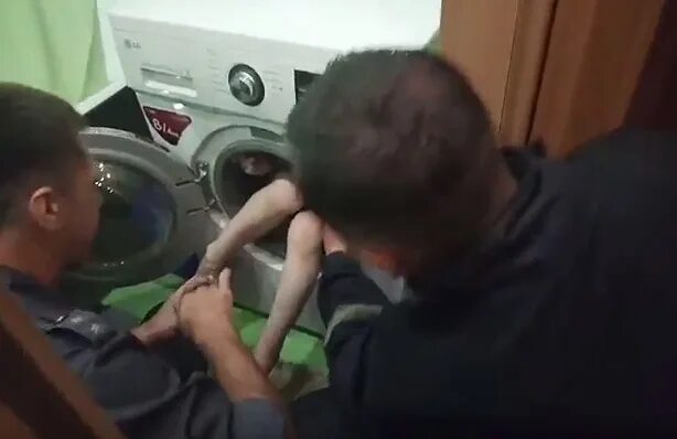 Девушка застряла в стиралке. Сестра в стиралке. Я застряла в машинке. Ребенок в стиралке. Сводный сестра стиральная машина брат.