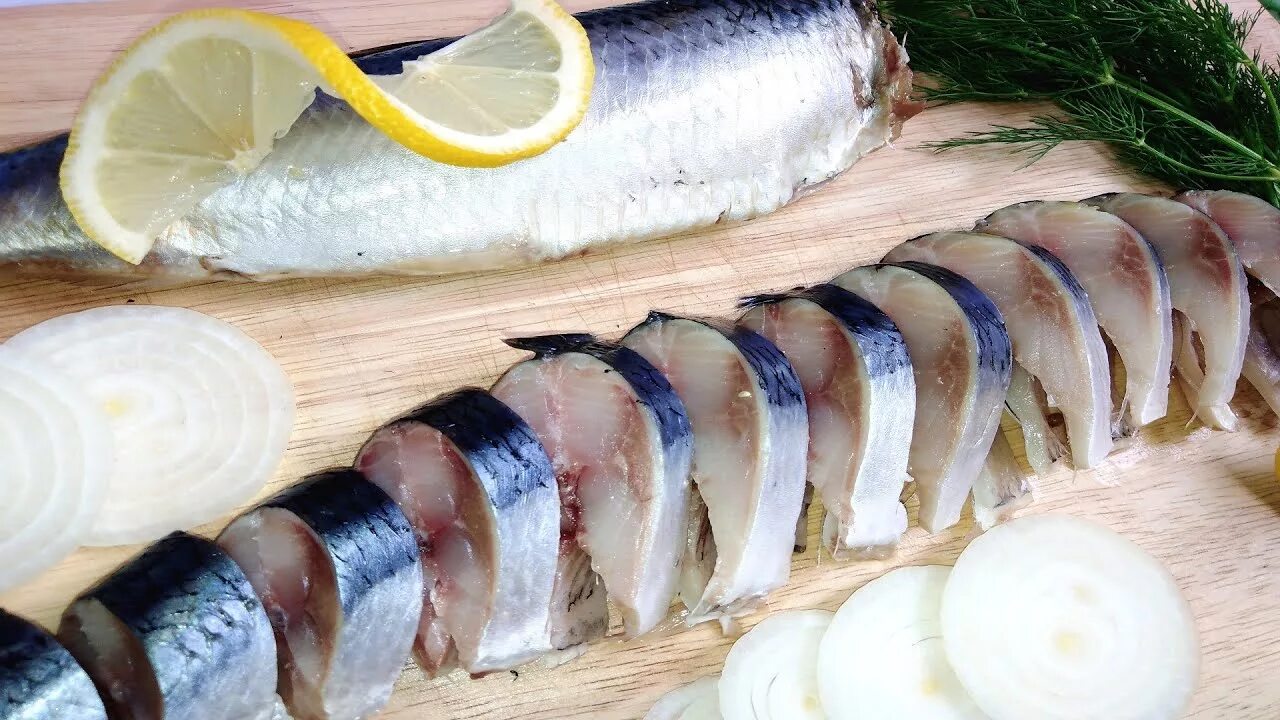 Сельдь кусочки. Сельдь с луком. Селедка на столе. Сельдь слабосоленая кусочки. Сельдь селедочка.
