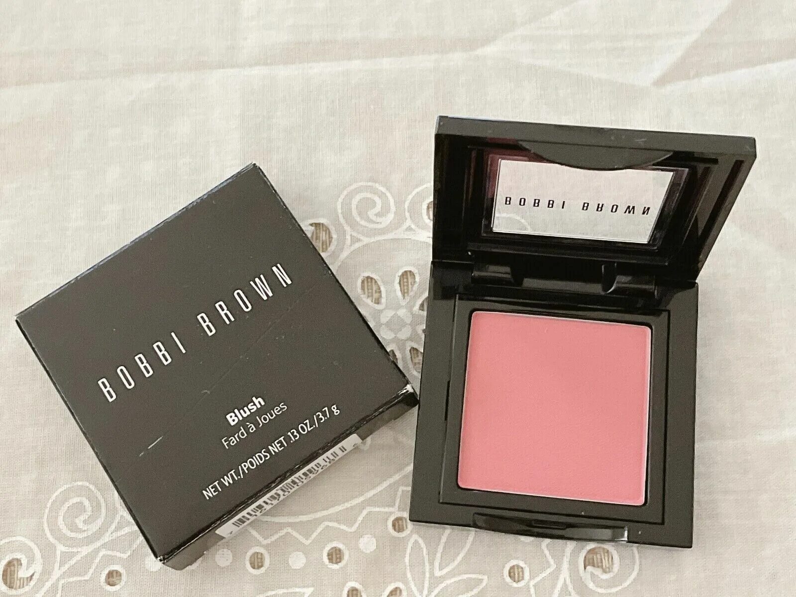 Blush brown. Румяна Bobbi Brown pale Nectar. Bobbi Brown pale Pink румяна. Розово коричневые румяна. Румяна коричневые матовые.