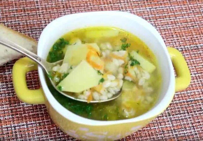 Суп с перловкой как называется огурцами солеными. Суп с перловкой и солеными огурцами. рассольник с перловкой и солеными огурцами. рассольник с курицей и перловкой и солеными. рассольник с курицей и перловкой.