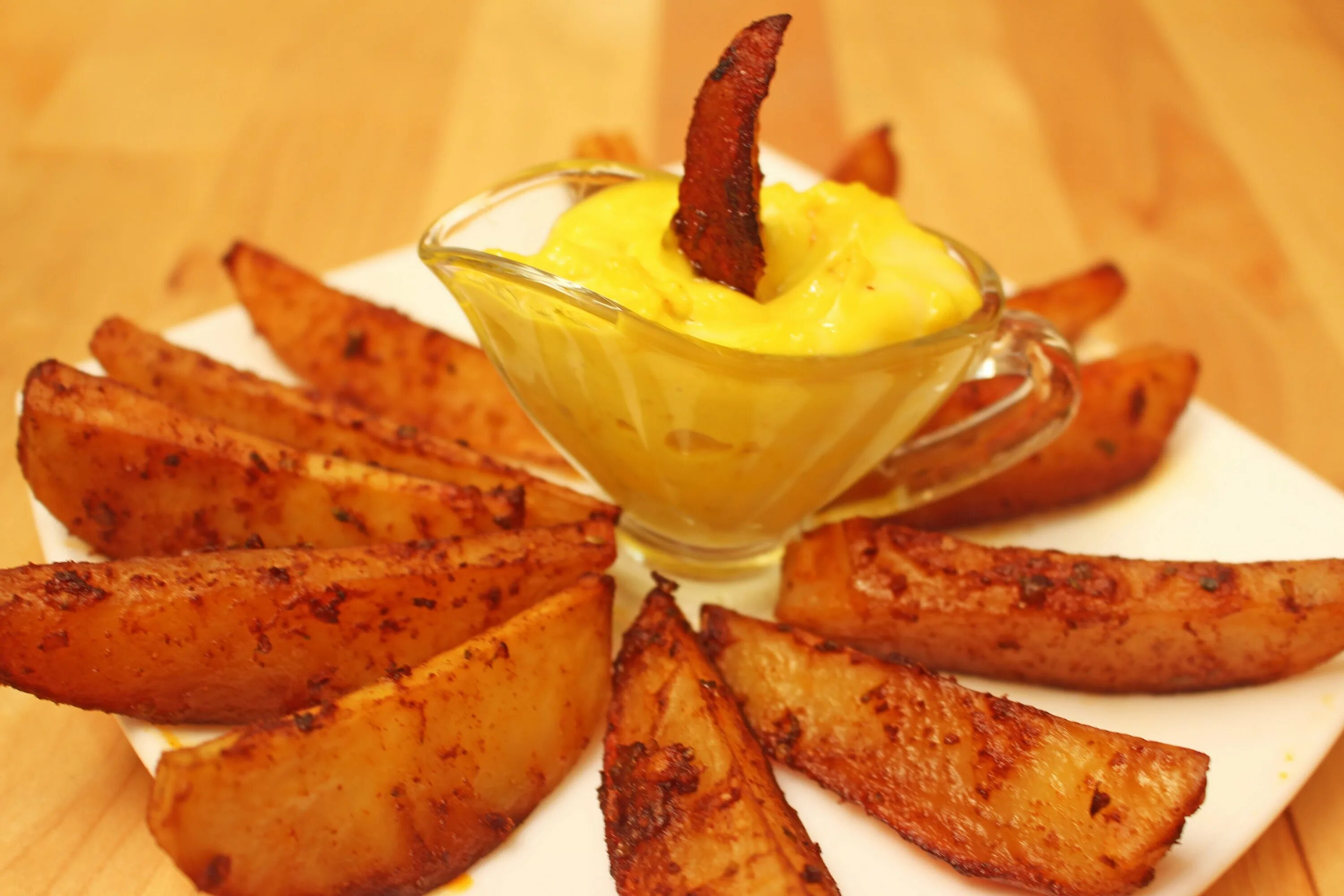 картофельные дольки айдахо. батат по деревенски. жареная картошка. картофель копченая паприка. картофель по деревенски.