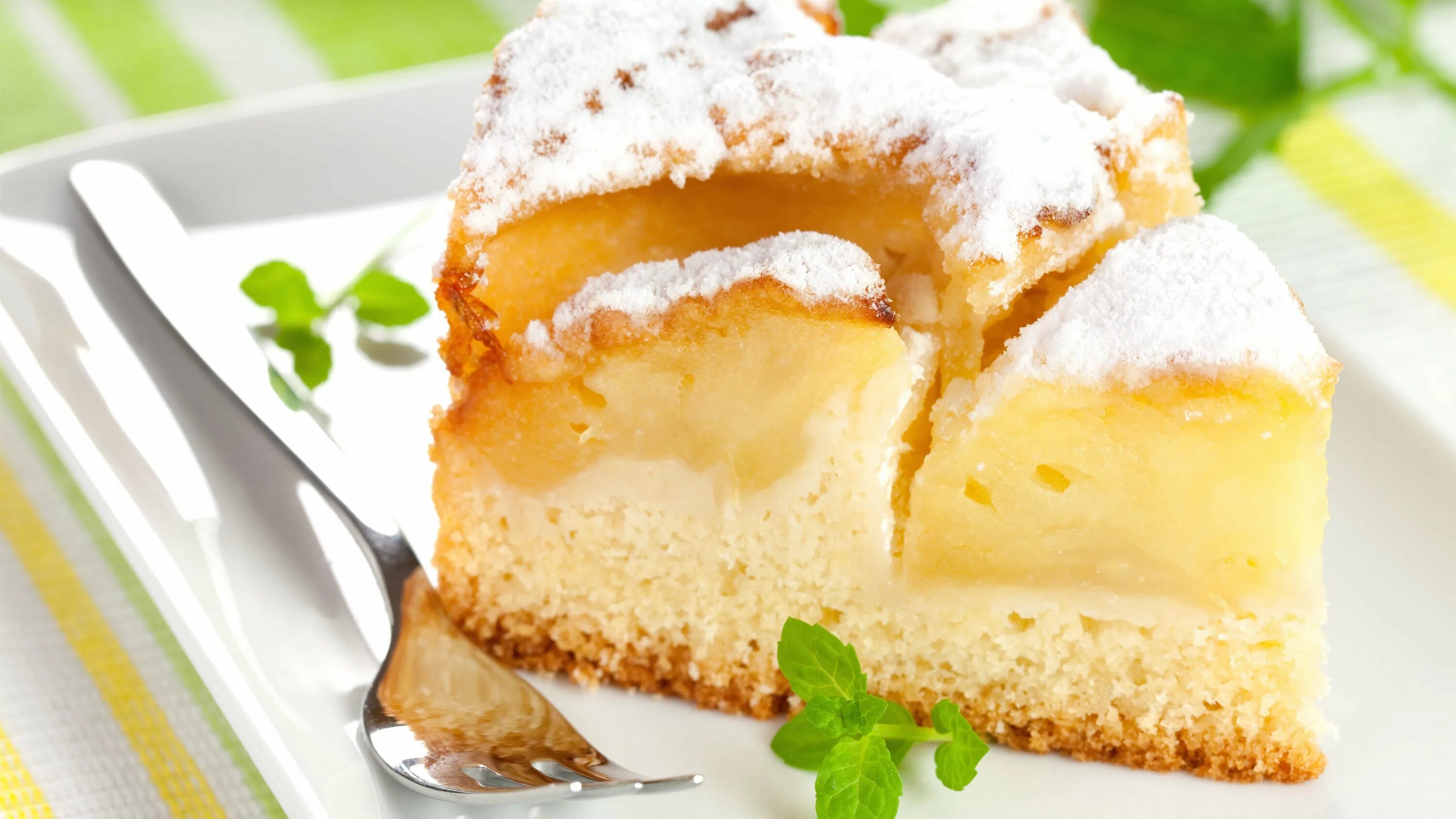 Шарлотка на кефире с яблоками в духовке. Шарлотка пышная с манкой. Шарлотка пышная с манкой. Манник с яблоками на кефире очень вкусный воздушный. Шарлотка с манкой и мукой.