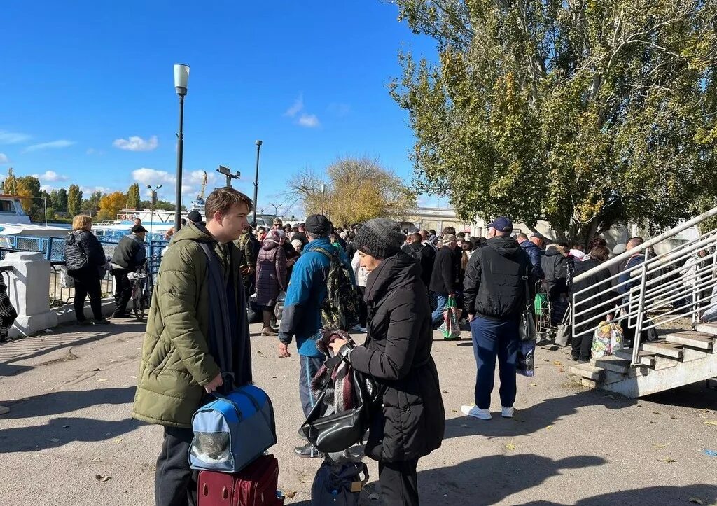 Что сейчас происходит херсоне сегодня. Жители херсона. жители херсонской области переезжают. российские войска в херсоне. херсон очередь людей.