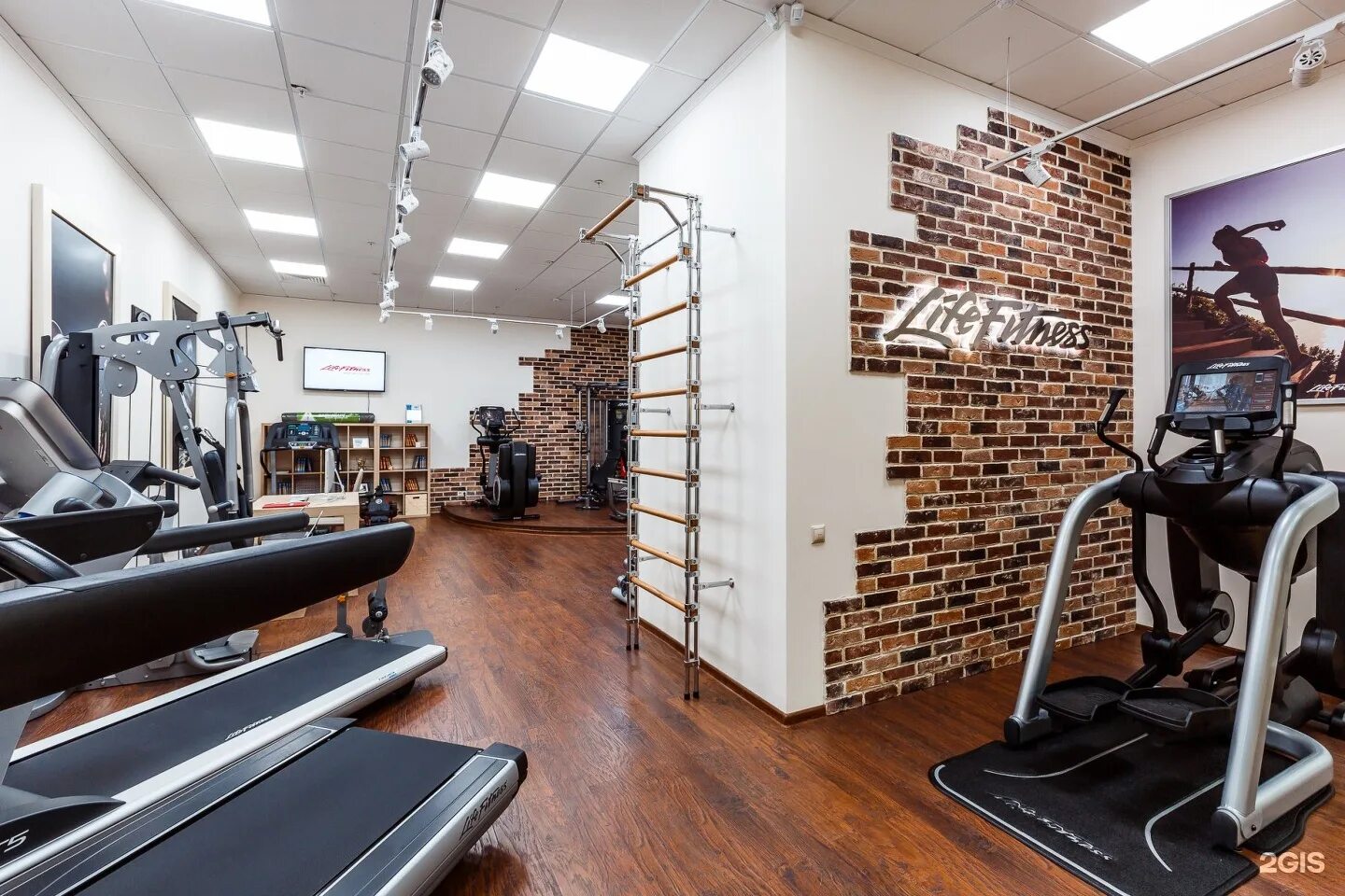 фитнес дворик. спортивный магазин фитнес. спортивный магазин фитнес. спортивный магазин фитнес. фитнес зал лавка.