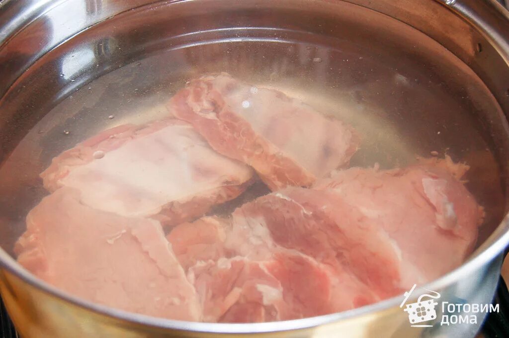 Сколько времени варить легкое свиное в кастрюле. Свиной бульон. Свинина на кости бульон. Мясо варится в кастрюле.