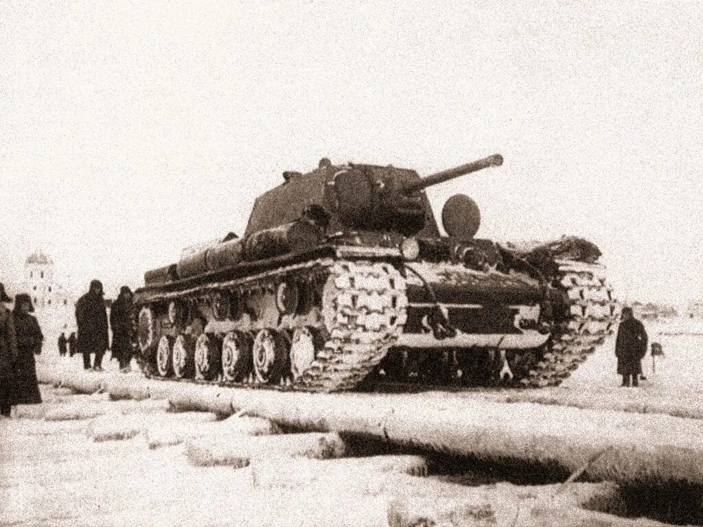 Какие танки были в 1941 году. Переправа танков кв Калинин 1942. Танки ИС 1942. Танк кв 1941 Тихвин. Кв-2 ИС-2.