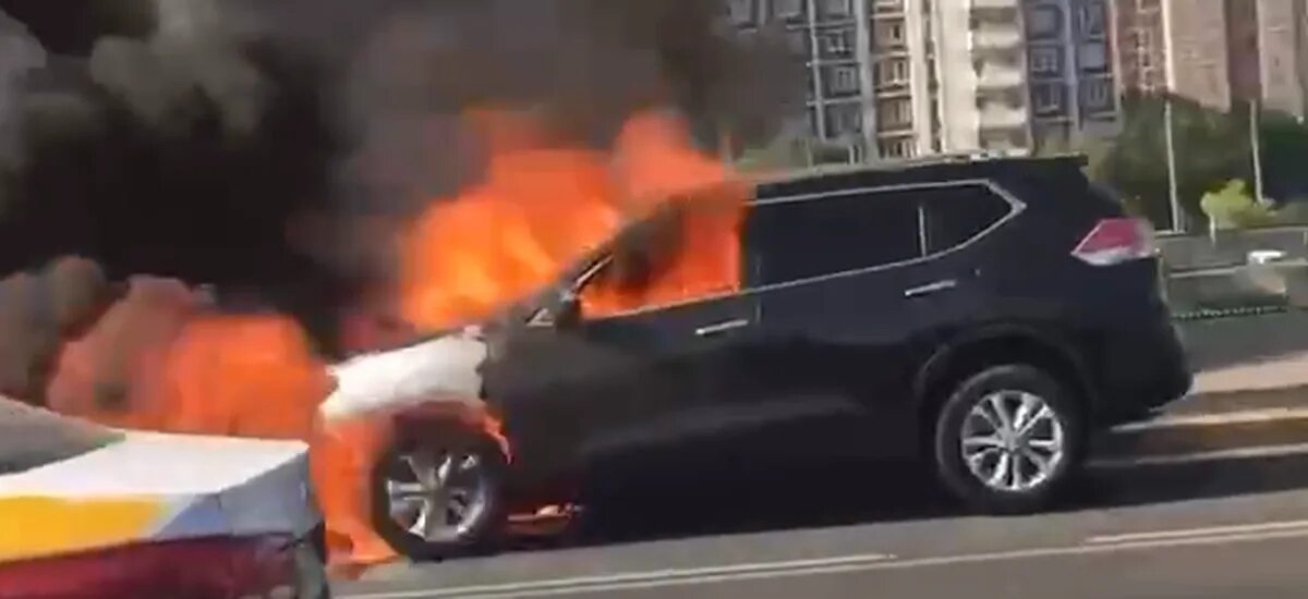 Вчера на мкаде сгорела машина. Горящий автомобиль на мкаде. Сегодня на мкаде сгорела машина. Мкад горящая машина. Мкад горящая машина.