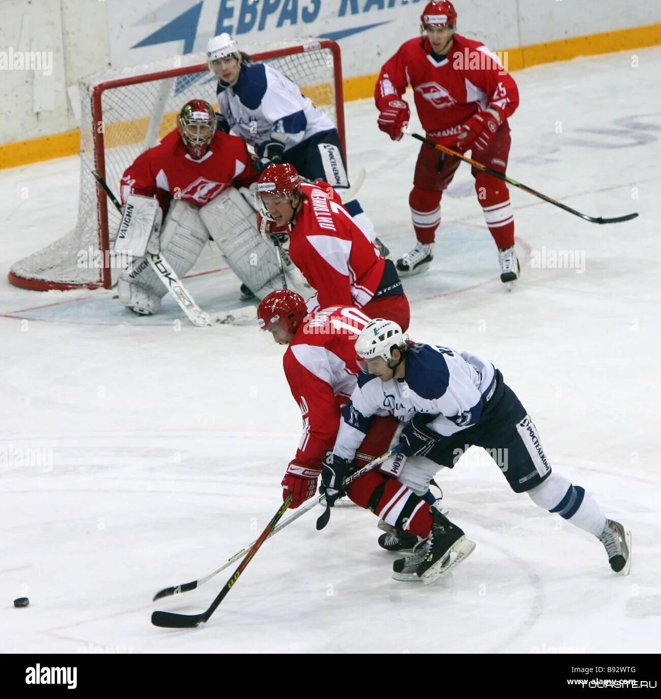 Защитник хоккей с шайбой. Sap хоккей. Защитник хоккей с шайбой. Хоккей нападающие и защитники. Хоккеист в полный рост.