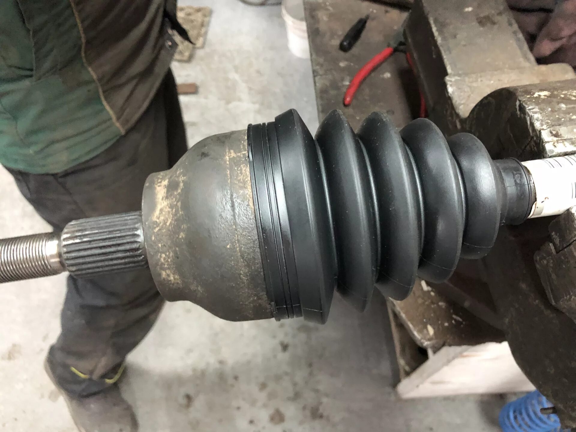 Замена передних пыльников шруса. Замена передних пыльников шруса. Замена передних пыльников шруса. 2. Пыльник внутренней гранаты форд фокус 2.