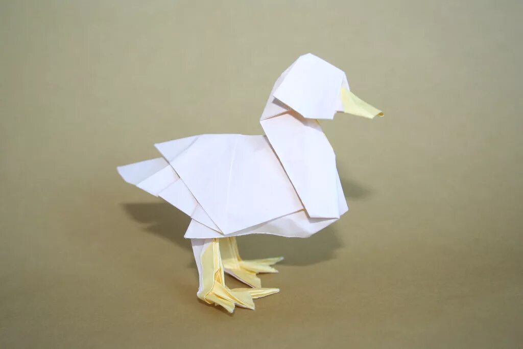 Бумажная уточка из бумаги. Оригами утка лалафанфан. Оригами уточка. Оригами утенок. Одежда для уточки из бумаги.