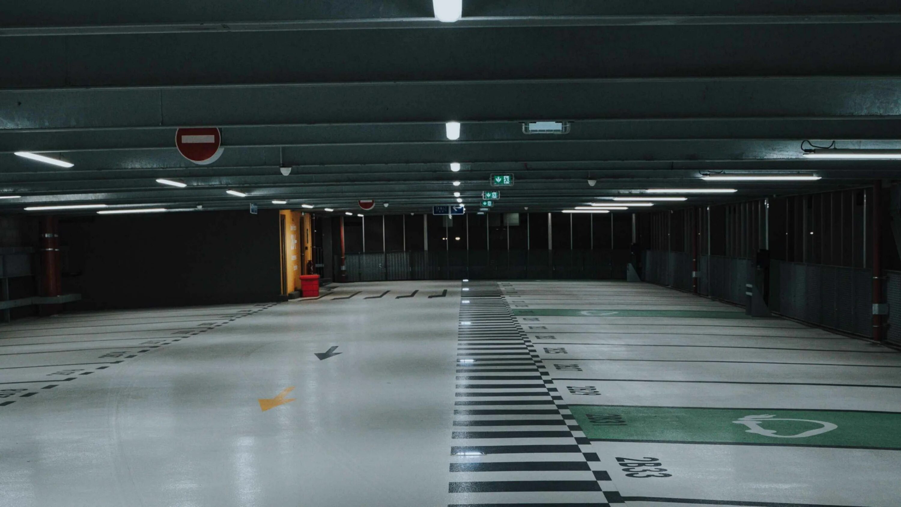 Бмв е60 подземная парковка. The mind parking. Автомобили на паркинге на темном фоне. Автомобиль в темноте. Подземная парковка фон.