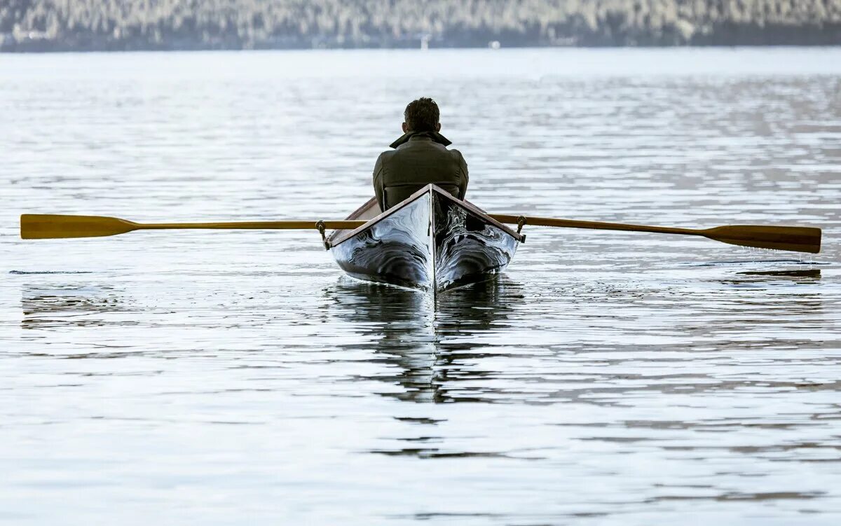 Лодка с веслами. Грести веслами. Человек гребет веслами. Человек в лодке с веслами.