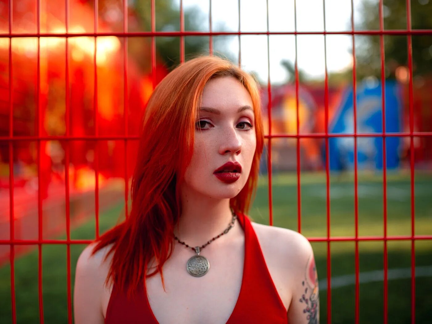 Прическа рыжий протест. Angelina red. Анджелина джоли в красном платье. Angeline red. Анджелина ред.