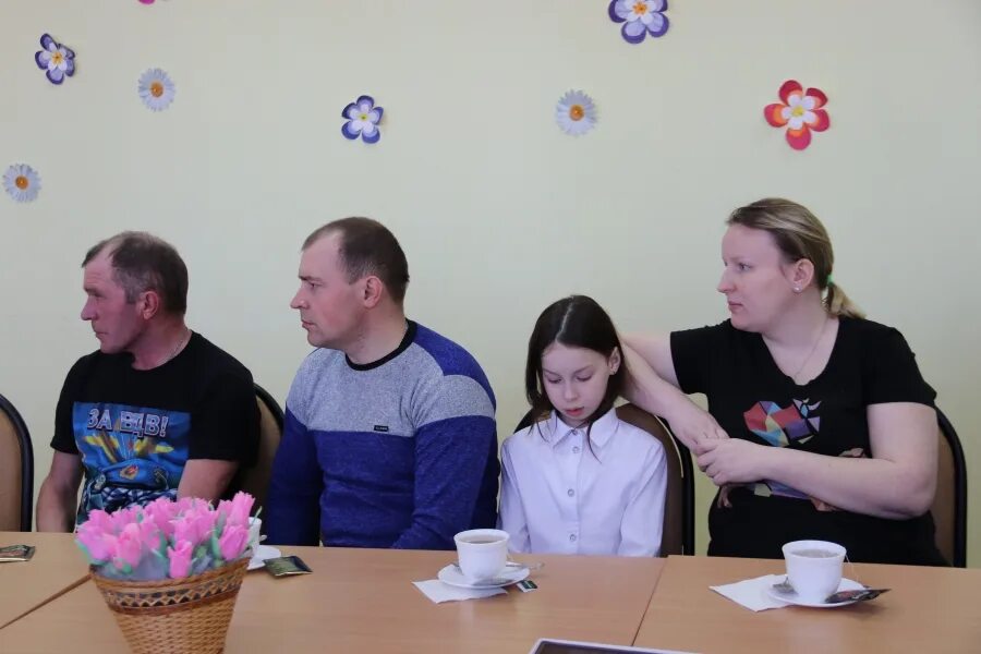 Поддержка многодетных семей последние. Многодетная семья. поддержка многодетных семей. встреча семьи. поддержка семьи.