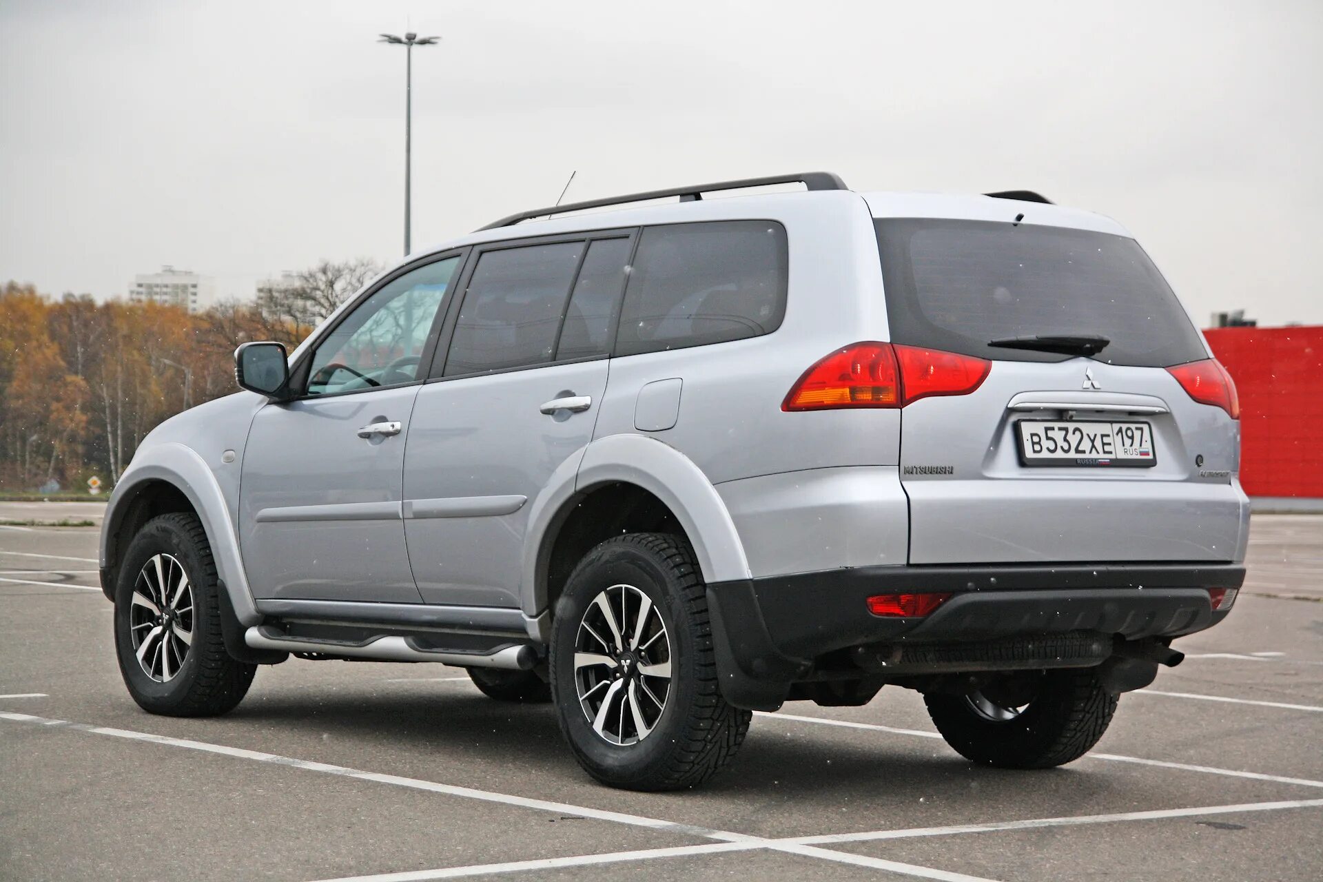 Мицубиси паджеро спорт москве. Mitsubishi Pajero Sport 2. Диски на Mitsubishi Pajero спорт 2. Митсубиси Паджеро спорт 2014. Диски Митсубиси Паджеро спорт 2 на 17.