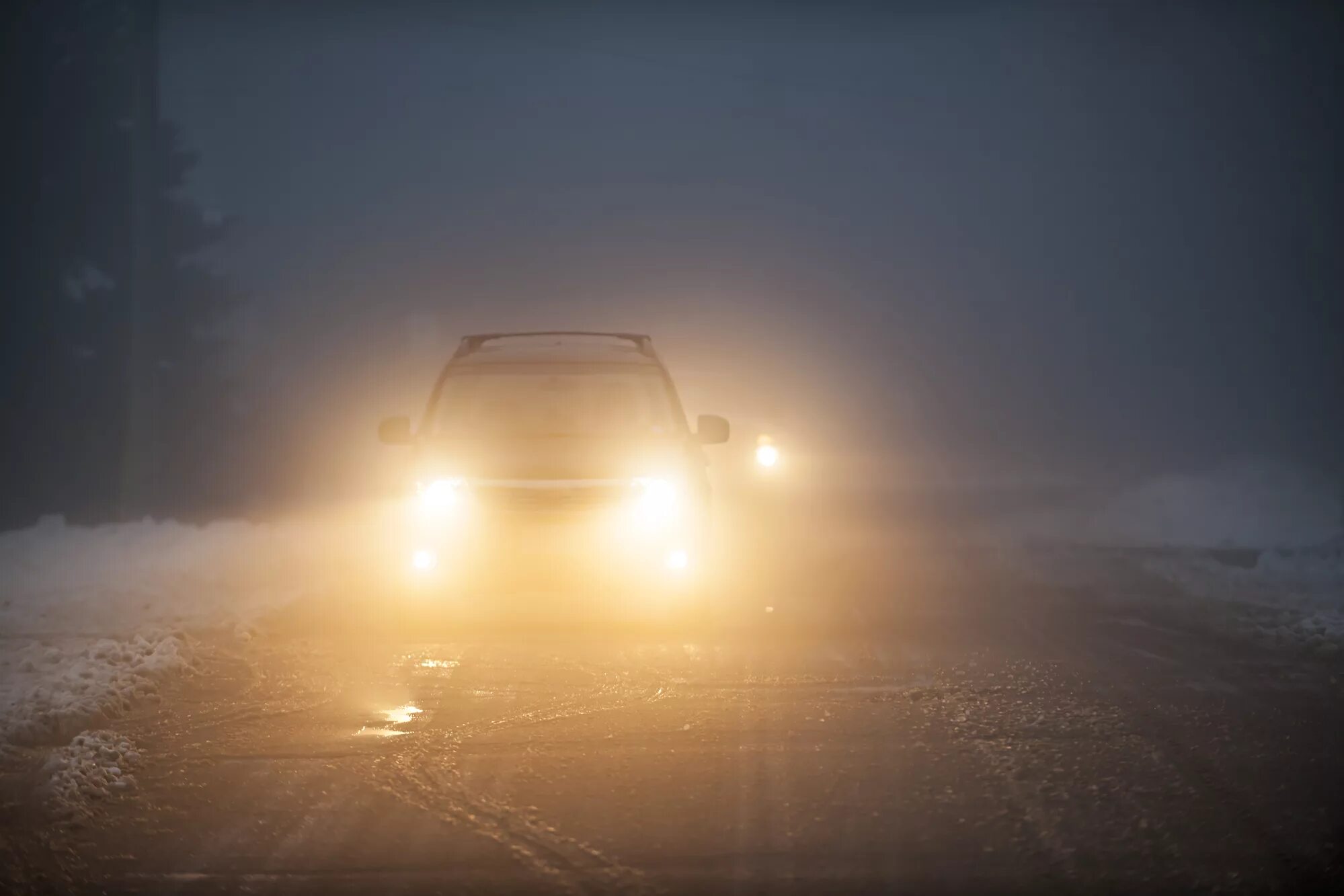 Машина в тумане. Свет фар авто. Плохая видимость на дороге. Машина в тумане ночью. Плохой дальний свет