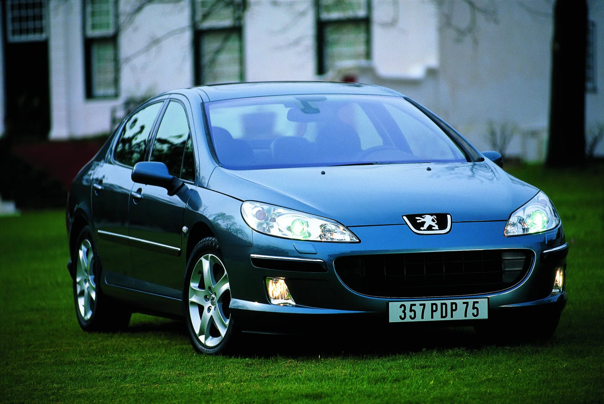 Открыть пежо 407. 6. Крышка аккумулятора пежо 407. Peugeot 407 багажник. Пежо 407 2005 года.
