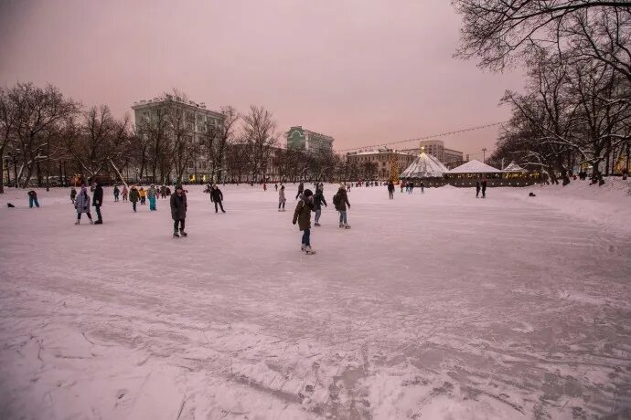 Работают ли катки в феврале. Каток на чистых прудах 2022. Чистые пруды Москва каток. Каток на Патриарших. Каток на чистых прудах 2022 2023.