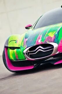 Машина яркого цвета